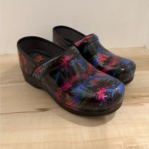 Dansko Women's Vibrant Feather Pattern Clogs